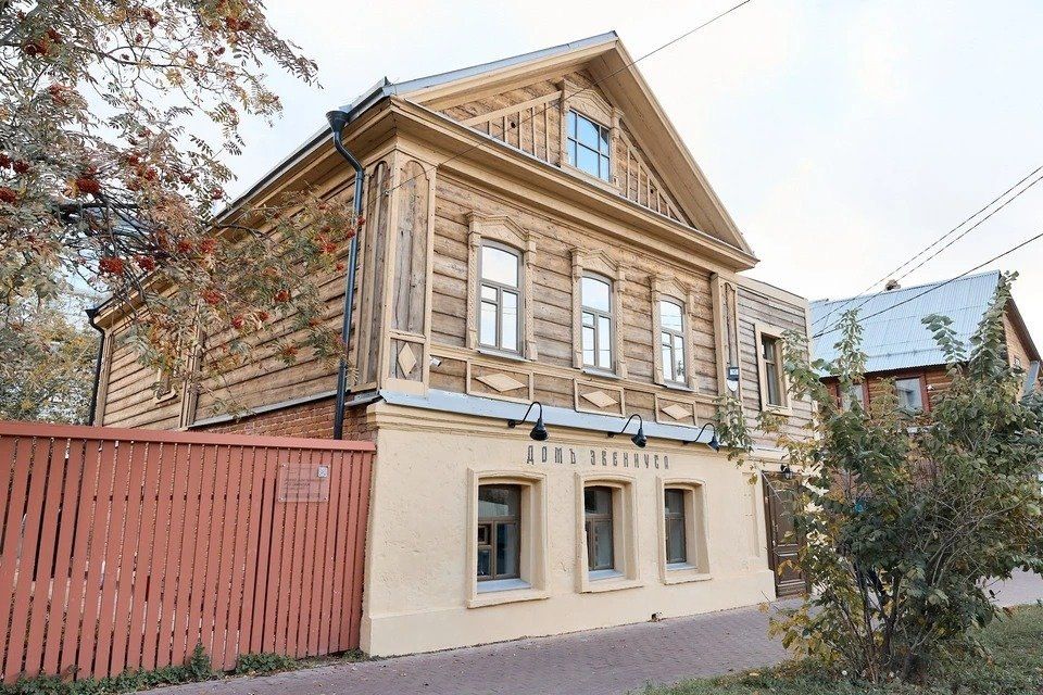 Улица Студеная – это небольшая тихая улочка в центре Нижнего Новгорода, которую на две части делит широкая и оживленная улица Горького Улица Студеная – это небольшая тихая улочка в центре Нижнего Новгорода, которую на две части делит широкая и оживленная улица Горького