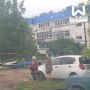 Огромный лист с крыши дома три дня валяется в одном из дворов Сергача
