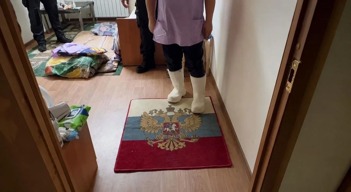Вытиравшую ноги о флаг РФ гражданку Узбекистана выгоняют на родину Вытиравшую ноги о флаг РФ гражданку Узбекистана выгоняют на родину