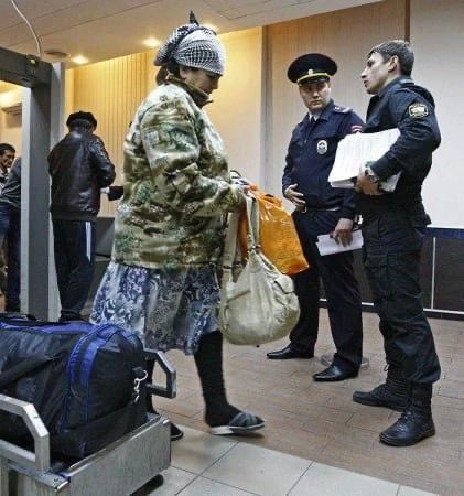 Вытиравшую ноги о флаг РФ гражданку Узбекистана выгоняют на родину