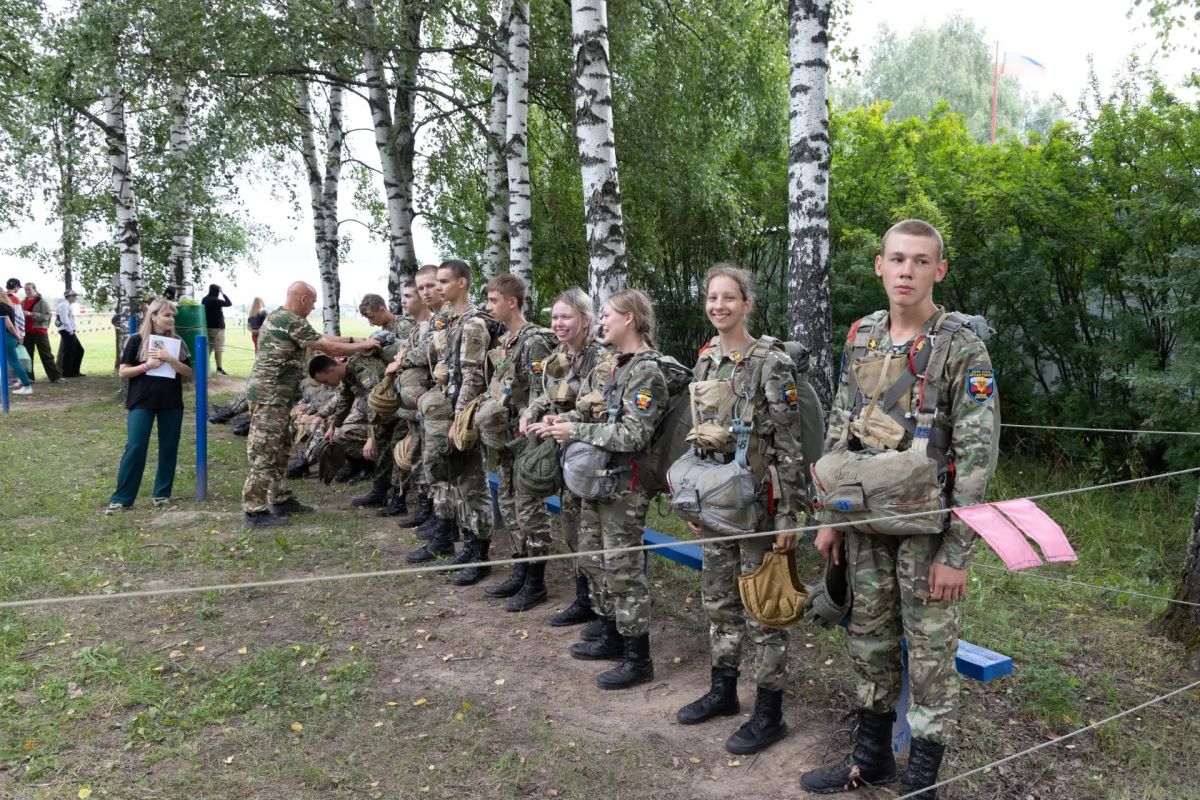 42 воспитанника третьей смены военно-патриотического лагеря «Хочу стать десантником» совершили самостоятельный прыжок с парашютом 42 воспитанника третьей смены военно-патриотического лагеря «Хочу стать десантником» совершили самостоятельный прыжок с парашютом