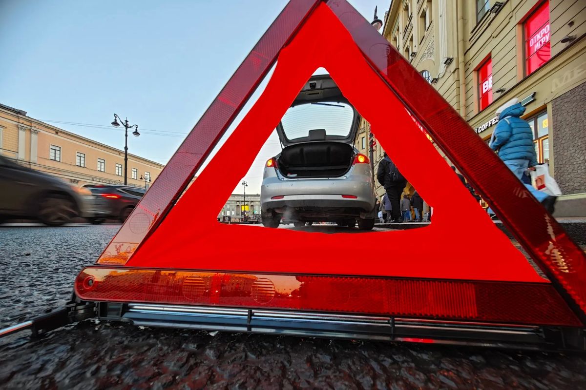 Lada Granta врезалась в припаркованные автомобили в Нижнем Новгороде