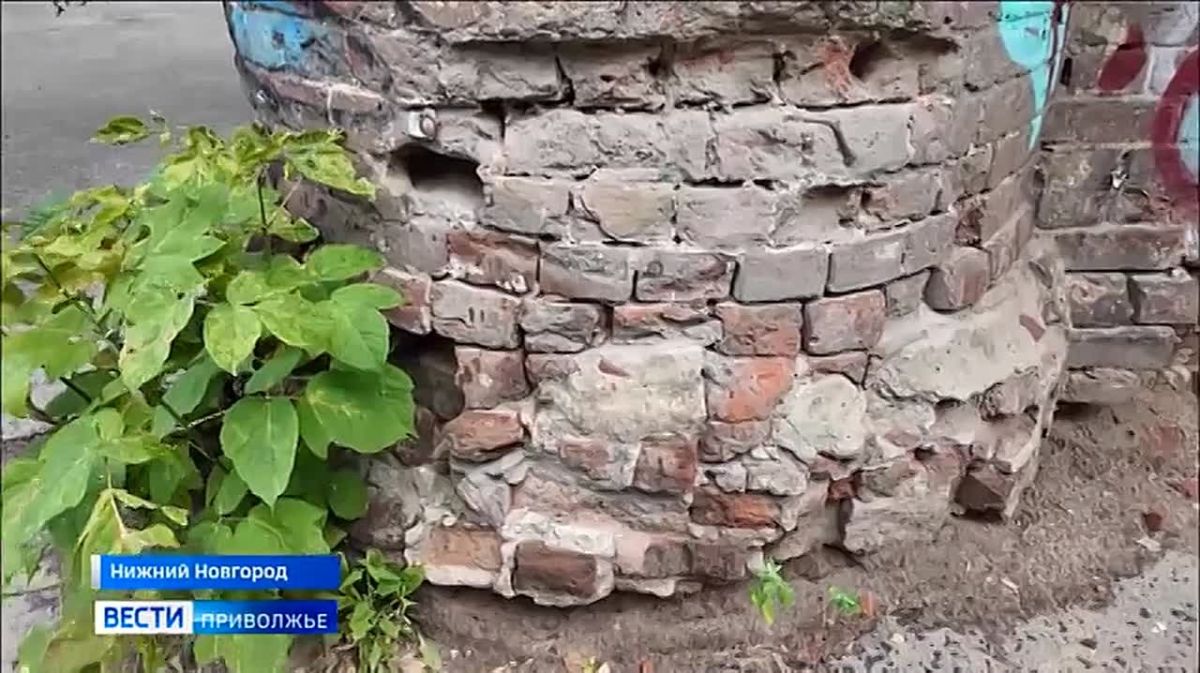 В центре Нижнего Новгорода на улице Пушкина сохранилась кирпичная стена