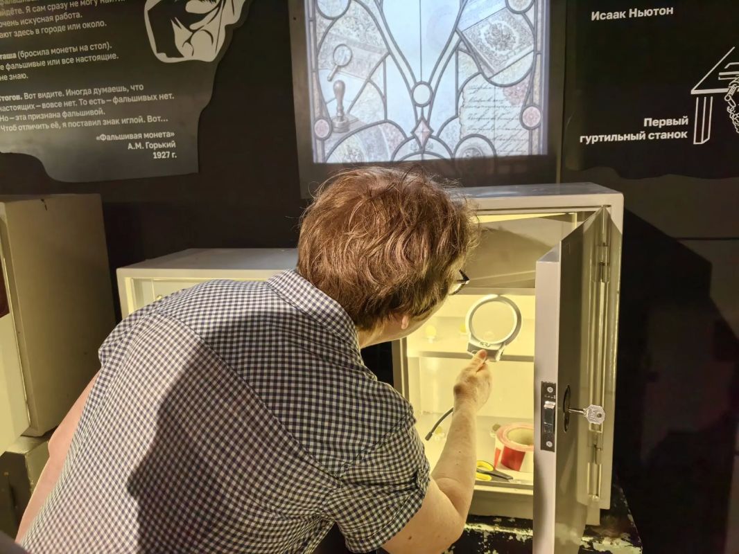 Как отличить фальшивую купюру от настоящей? Какие вещи можно подделать? И откуда берет свое начало фальшивомонетчество? На эти и другие вопросы можно найти ответы в новом музее «Двойное дно», который официально открылся в... Как отличить фальшивую купюру от настоящей? Какие вещи можно подделать? И откуда берет свое начало фальшивомонетчество? На эти и другие вопросы можно найти ответы в новом музее «Двойное дно», который официально открылся в...