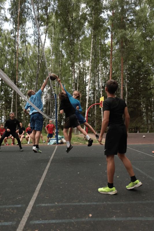 180 юных спортсменов отметили День физкультурника традиционным «Матчем гигантов» 180 юных спортсменов отметили День физкультурника традиционным «Матчем гигантов»