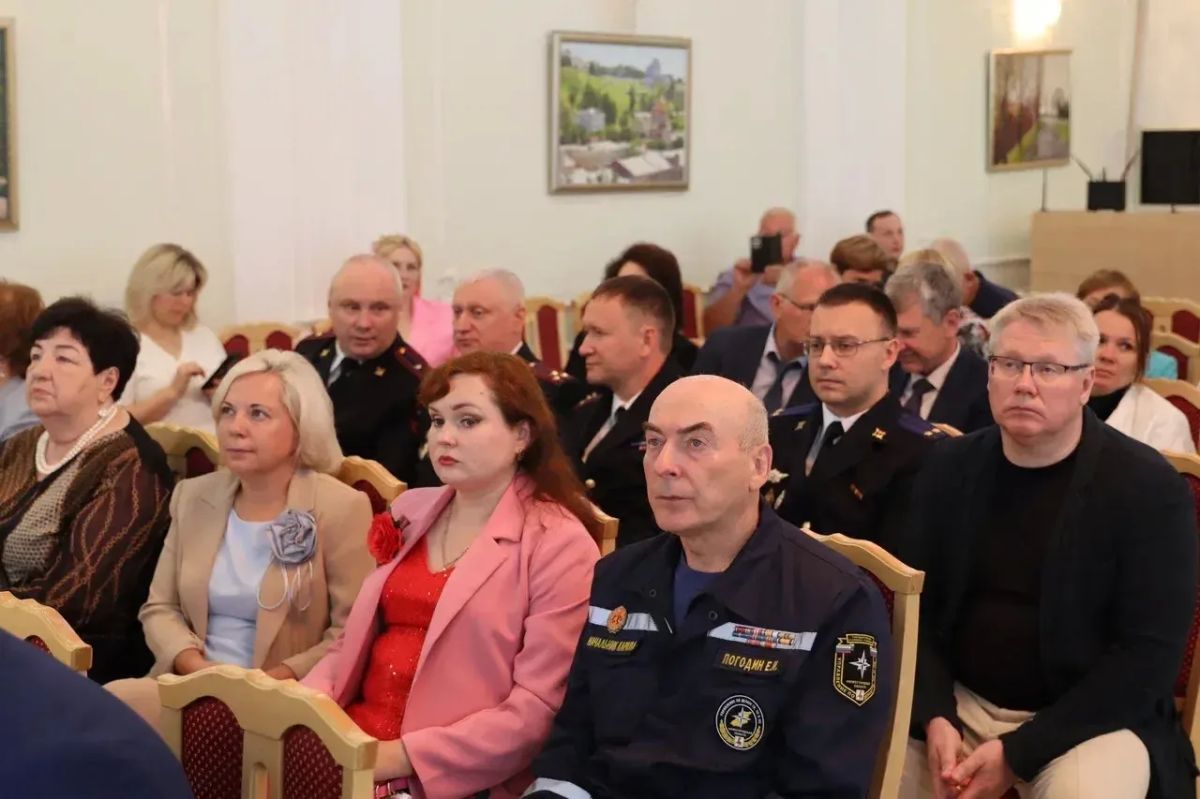 Сегодня вместе с главой города Юрием Шалабаевым также вручили регалии нижегородцам - заслуженным работникам в 9 социально значимых сферах профессиональной деятельности Сегодня вместе с главой города Юрием Шалабаевым также вручили регалии нижегородцам - заслуженным работникам в 9 социально значимых сферах профессиональной деятельности