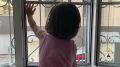 Сотрудники полиции призывают соблюдать меры безопасности, препятствующие выпадению детей из окон