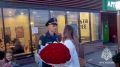 Пожарный вышел из спецмашины и сделал предложение своей девушке в центре Бора
