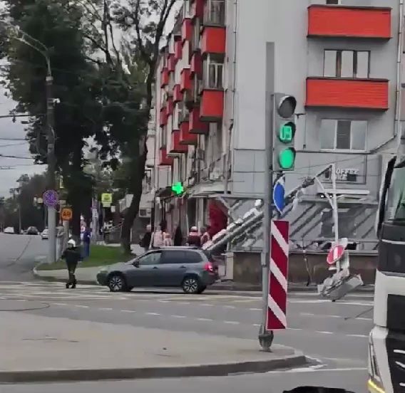 Светофорный столб рухнул на поток машин в центре Нижнего Новгорода: движение парализовано