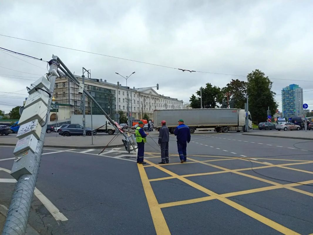 Площадь Лядова в центре Нижнего Новгорода была полностью перекрыта для автомобильного движения этим утром