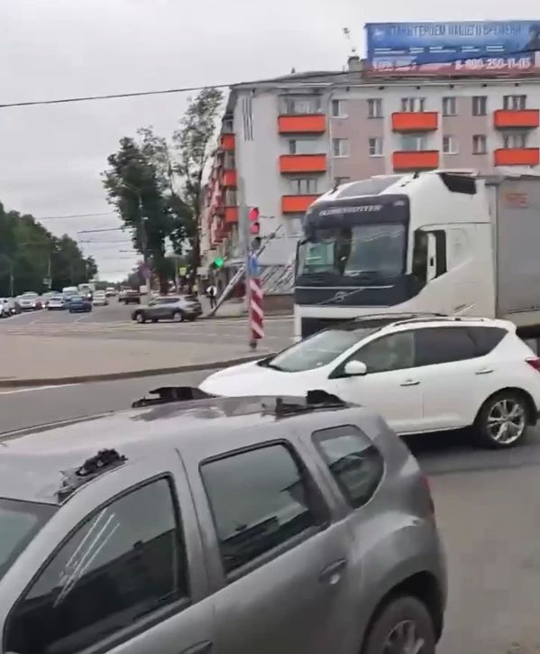 Светофорный столб рухнул на поток машин в центре Нижнего Новгорода: движение парализовано Светофорный столб рухнул на поток машин в центре Нижнего Новгорода: движение парализовано