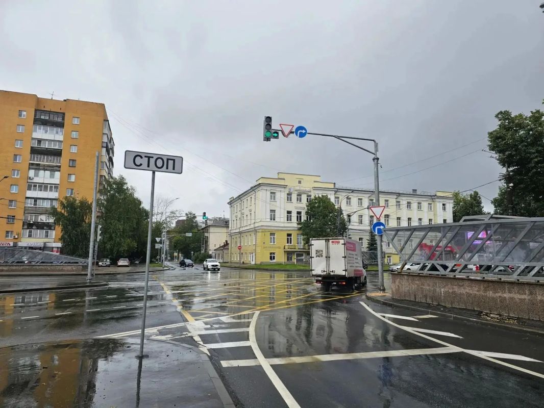 Столб на площади Лядова, который вчера снес большегруз, восстановили
