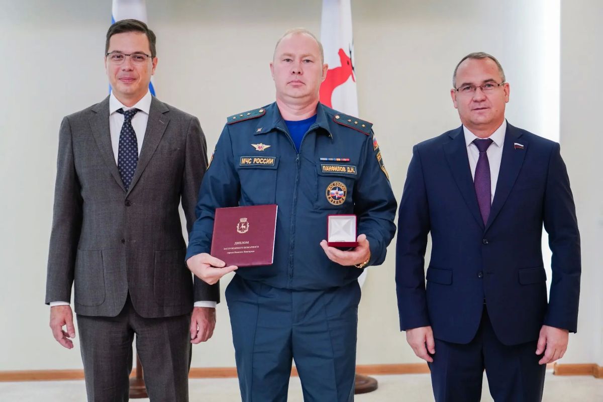 В Нижнем Новгороде сотрудники МЧС России удостоены звания "Заслуженный пожарный" В Нижнем Новгороде сотрудники МЧС России удостоены звания "Заслуженный пожарный"