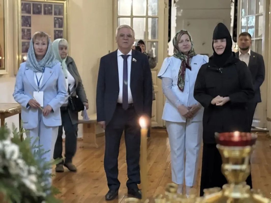 Ни дождь, ни ветер не стали помехой для участников Съезда малых городов Нижегородской и Гродненской областей, который сегодня открылся в Дивееве Ни дождь, ни ветер не стали помехой для участников Съезда малых городов Нижегородской и Гродненской областей, который сегодня открылся в Дивееве