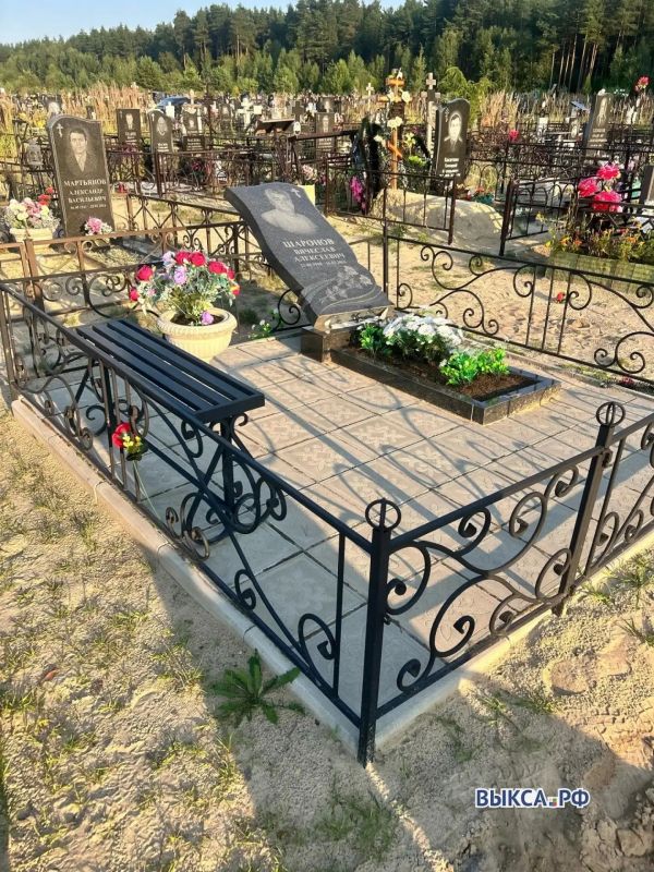 В Выксе вандалы снова разгромили кладбище В Выксе вандалы снова разгромили кладбище