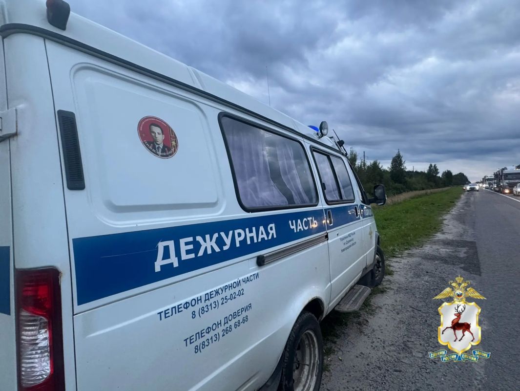 Сотрудники ГАИ выясняют обстоятельства ДТП, произошедшего в районе поселка Пыра г. Дзержинска Сотрудники ГАИ выясняют обстоятельства ДТП, произошедшего в районе поселка Пыра г. Дзержинска