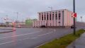 На Волжской набережной ночью BMW врезался в ограду — пострадали водитель без прав и ребенок