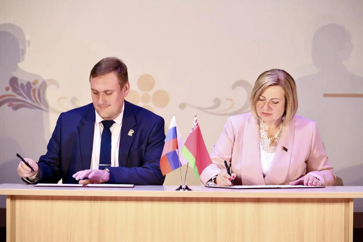 «Единая Россия» и белорусская партия «Белая Русь» подписали соглашение о сотрудничестве на региональном уровне в рамках V Съезда малых городов Гродненской и Нижегородской областей