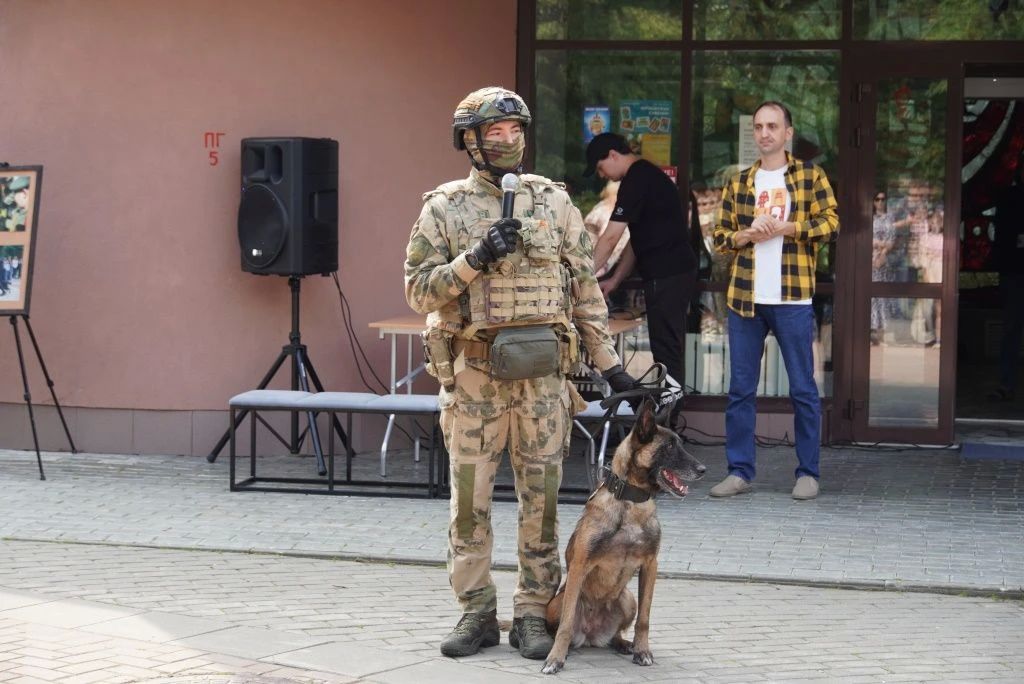 В Чувашии кинолог Росгвардии принял участие в празднике, посвященном Дню фронтовой собаки В Чувашии кинолог Росгвардии принял участие в празднике, посвященном Дню фронтовой собаки