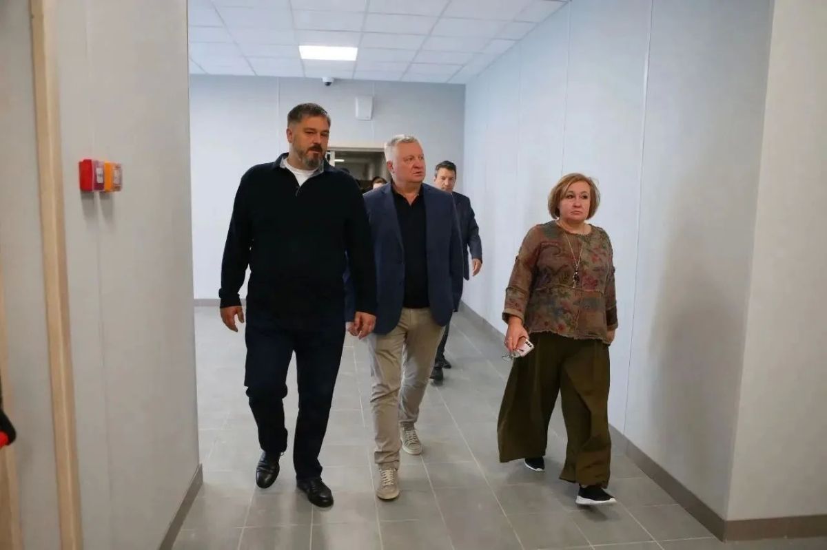 В Дзержинске родители будущих учеников познакомились с новой школой имени А. О. Молева. Вместе с главой города Михаилом Клинковым и гендиректором Корпорации развития Нижегородской области Игорем Ищенко им показали учебные... В Дзержинске родители будущих учеников познакомились с новой школой имени А. О. Молева. Вместе с главой города Михаилом Клинковым и гендиректором Корпорации развития Нижегородской области Игорем Ищенко им показали учебные...