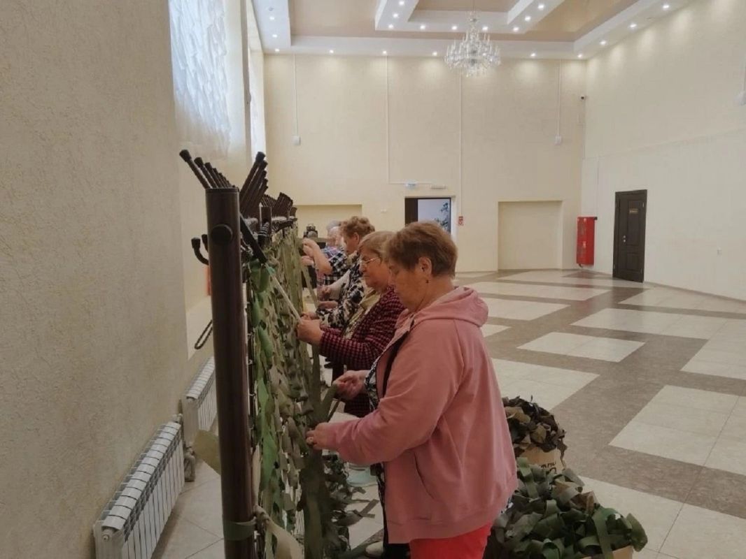 Волонтеры Нижегородской плетут маскировку Волонтеры Нижегородской плетут маскировку