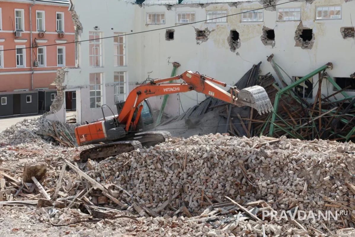 В центре Нижнего Новгорода начался снос здания Мытного рынка — работы уже идут во дворах на пересечении Большой Покровской и Алексеевской улиц В центре Нижнего Новгорода начался снос здания Мытного рынка — работы уже идут во дворах на пересечении Большой Покровской и Алексеевской улиц