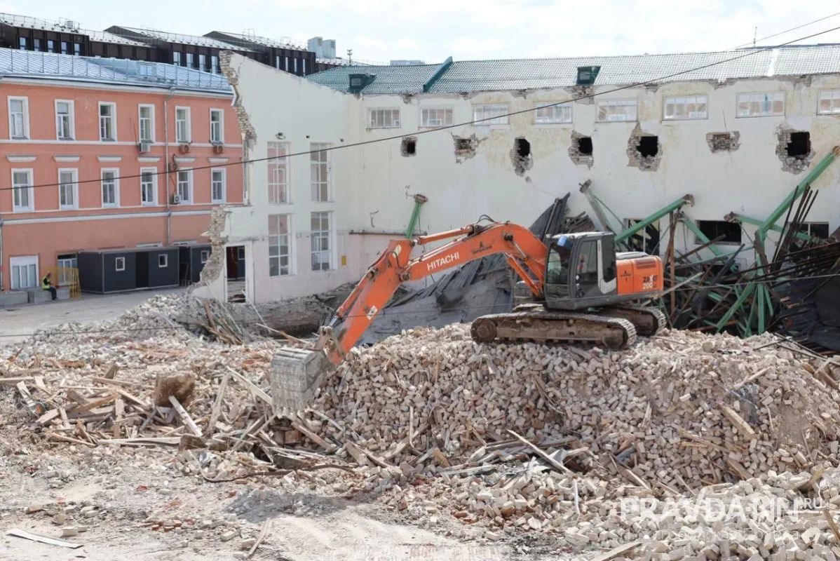 В центре Нижнего Новгорода начался снос здания Мытного рынка — работы уже идут во дворах на пересечении Большой Покровской и Алексеевской улиц В центре Нижнего Новгорода начался снос здания Мытного рынка — работы уже идут во дворах на пересечении Большой Покровской и Алексеевской улиц