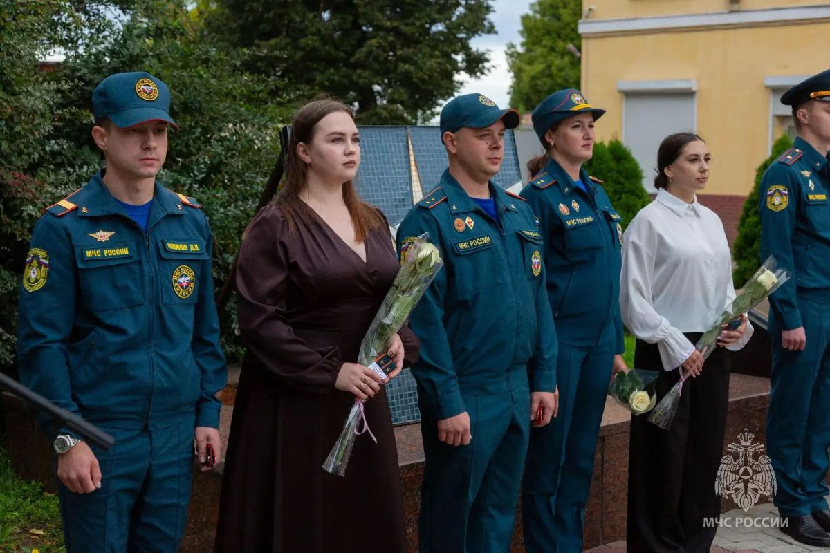 Под сенью триколора. День Государственного флага Российской Федерации отметили в Главном управлении МЧС России по Нижегородской области Под сенью триколора. День Государственного флага Российской Федерации отметили в Главном управлении МЧС России по Нижегородской области