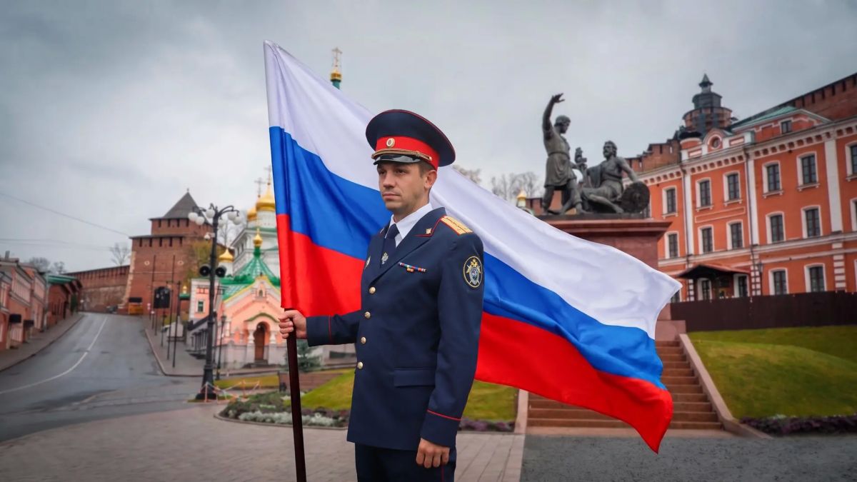 Сотрудники регионального следственного управления приняли участие в мероприятии, посвященном чествованию Государственного флага Российской Федерации Сотрудники регионального следственного управления приняли участие в мероприятии, посвященном чествованию Государственного флага Российской Федерации