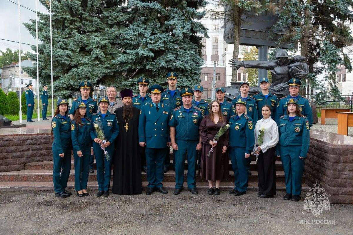 Под сенью триколора. День Государственного флага Российской Федерации отметили в Главном управлении МЧС России по Нижегородской области Под сенью триколора. День Государственного флага Российской Федерации отметили в Главном управлении МЧС России по Нижегородской области