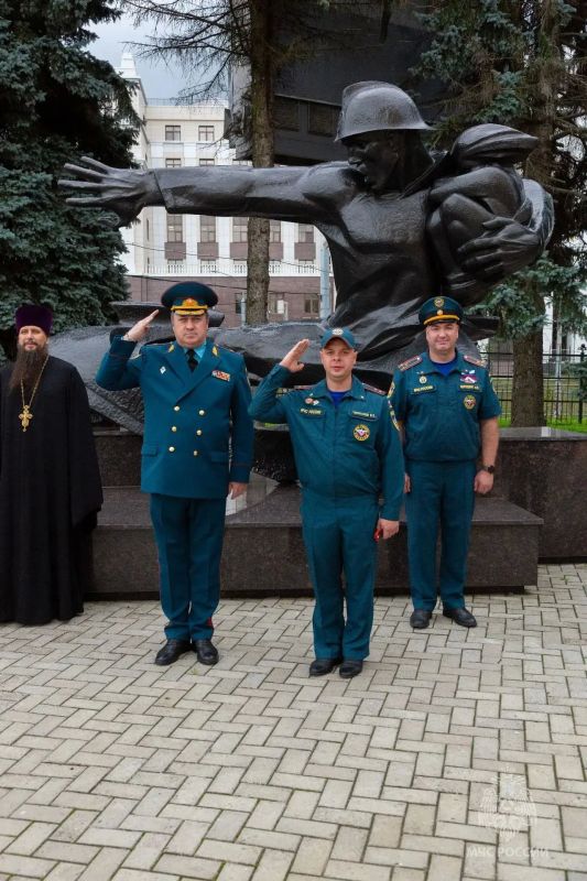 Под сенью триколора. День Государственного флага Российской Федерации отметили в Главном управлении МЧС России по Нижегородской области Под сенью триколора. День Государственного флага Российской Федерации отметили в Главном управлении МЧС России по Нижегородской области