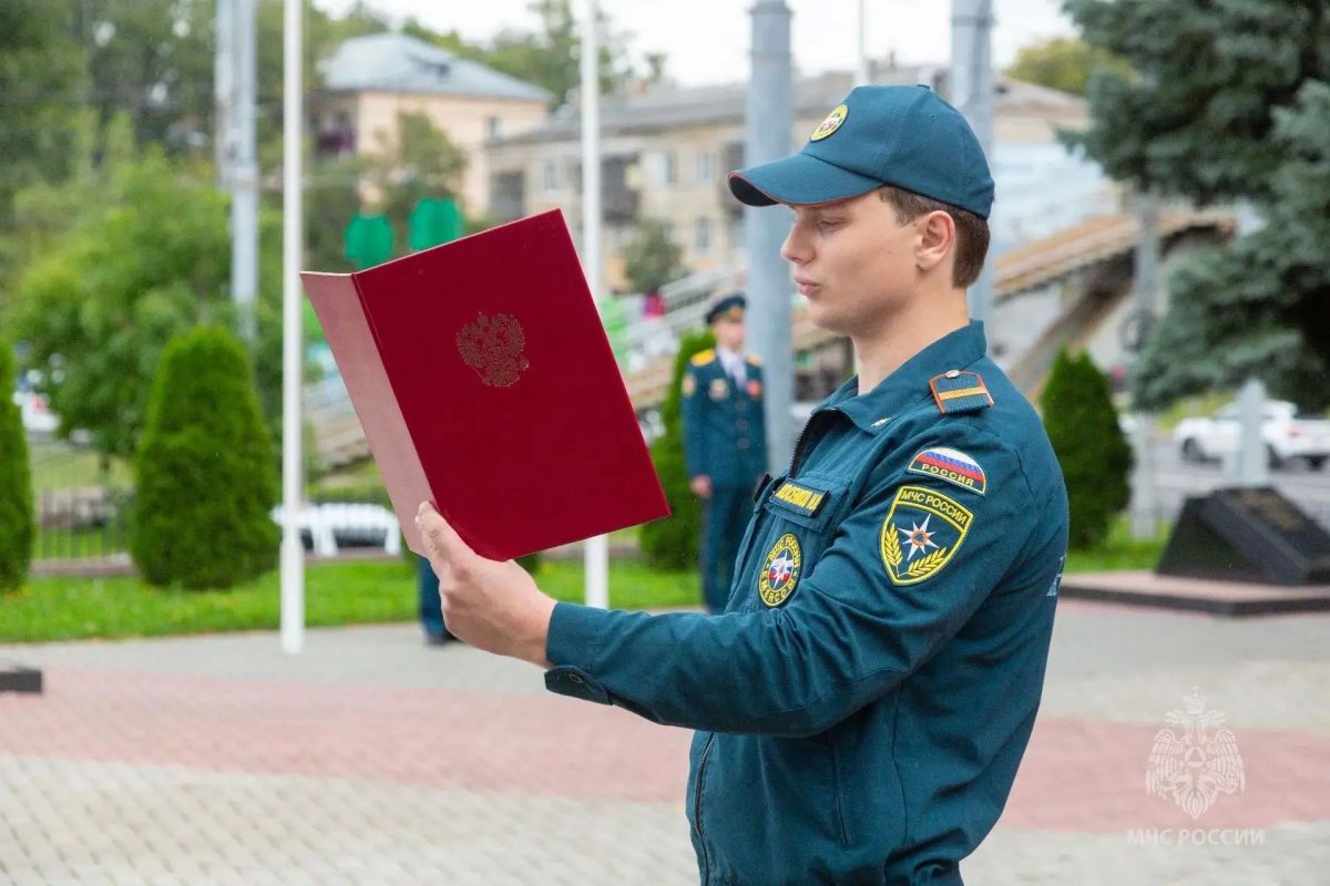 Под сенью триколора. День Государственного флага Российской Федерации отметили в Главном управлении МЧС России по Нижегородской области Под сенью триколора. День Государственного флага Российской Федерации отметили в Главном управлении МЧС России по Нижегородской области