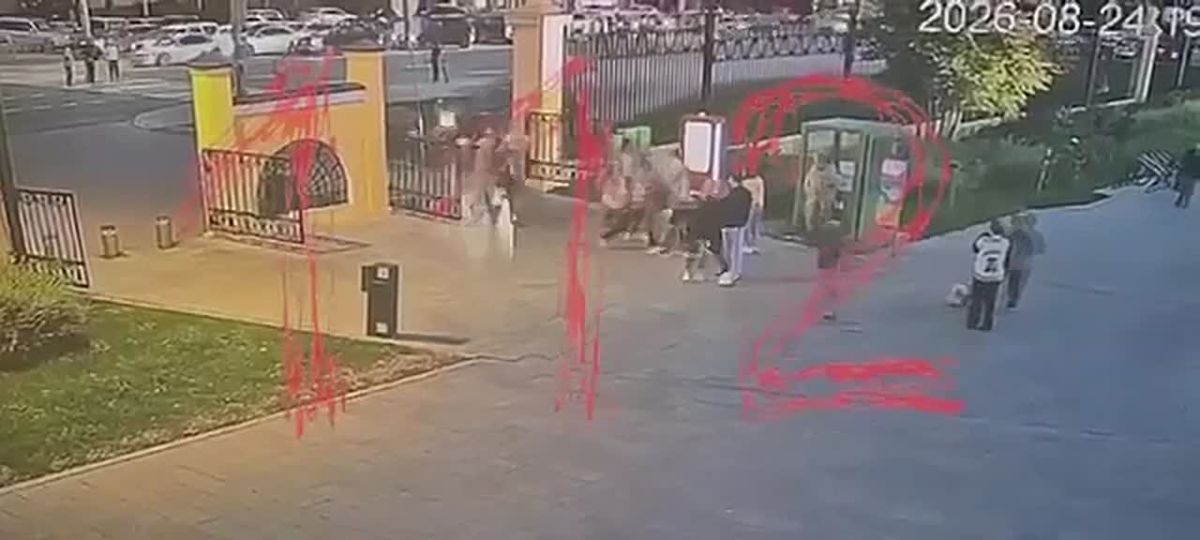 Появилось видео момента аварии на проспекте Гагарина По данным ГАИ, в момент ДТП за рулем Mazda находился 54-летний мужчина. Он выехал на встречку, после чего снес остановку и сбил пешеходов