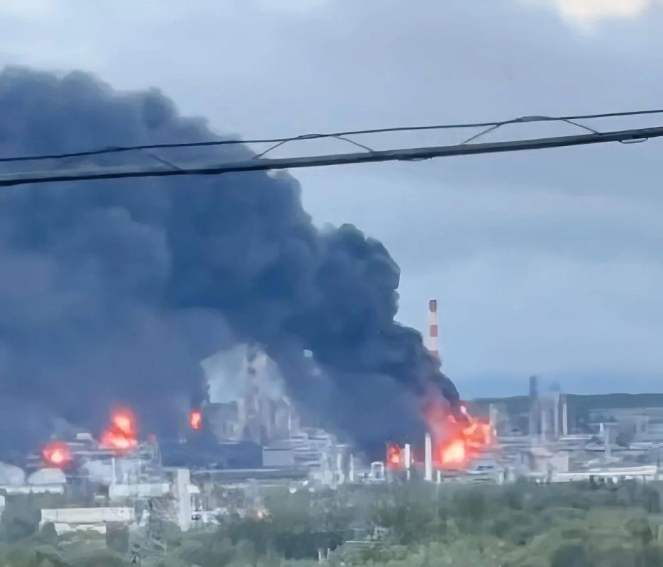 Противник публикует кадры пожара на НПЗ «ЛУКОЙЛ-Нижегороднефтеоргсинтез» в городе Кстово Нижегородской области после очередного удара украинских дронов