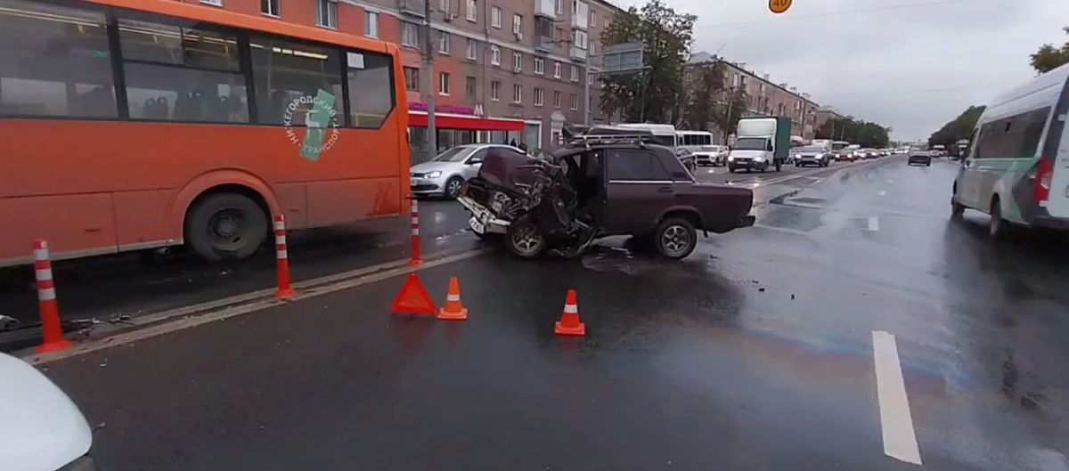Легковушка столкнулась с автобусом в Ленинском районе