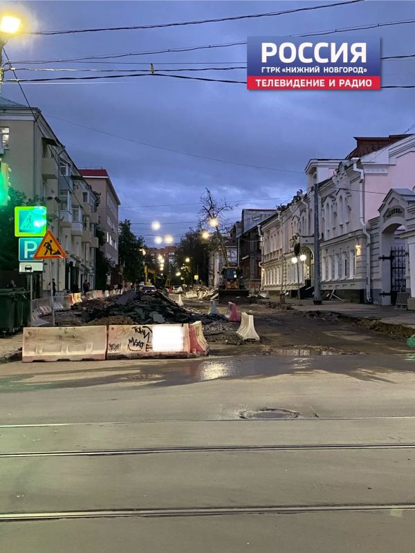 Фрагменты исторической булыжной мостовой показались на улице Маслякова в Нижнем Новгороде во время дорожных работ Фрагменты исторической булыжной мостовой показались на улице Маслякова в Нижнем Новгороде во время дорожных работ