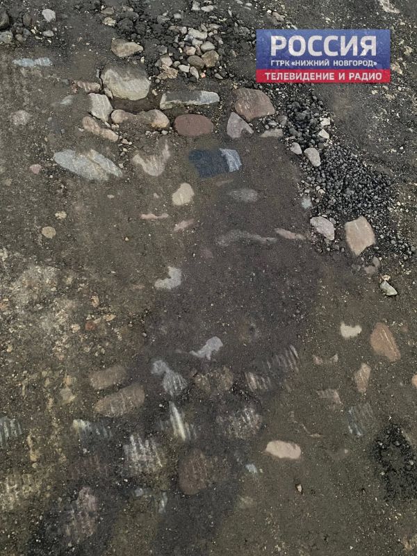 Фрагменты исторической булыжной мостовой показались на улице Маслякова в Нижнем Новгороде во время дорожных работ Фрагменты исторической булыжной мостовой показались на улице Маслякова в Нижнем Новгороде во время дорожных работ