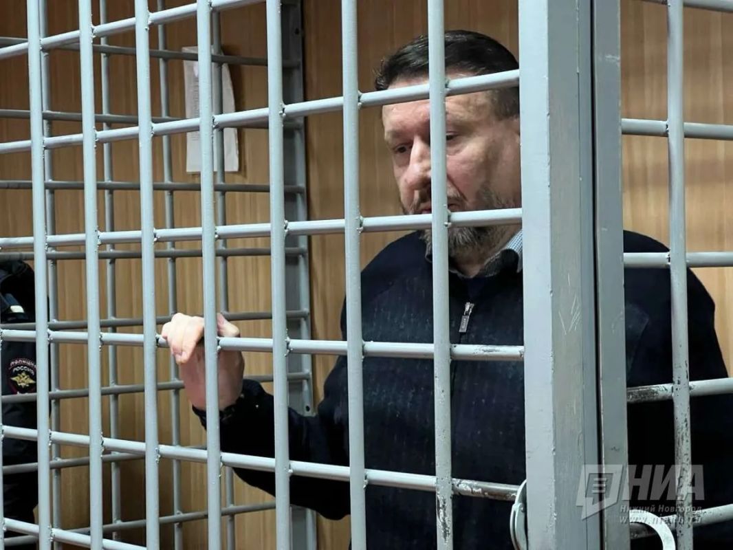 Адвокат Олега Лавричева опроверг сообщения о том, что экс-спикер думы Нижнего Новгорода лишился права на УДО из-за использования телефона в колонии