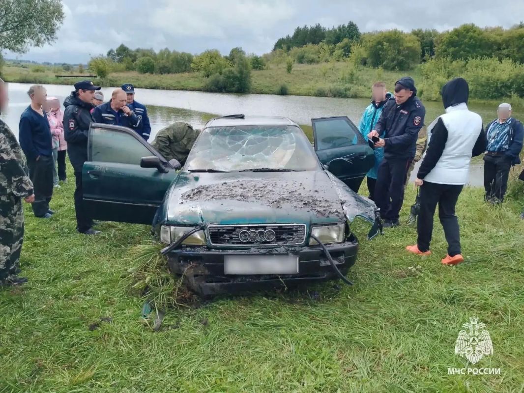 Автомобиль с телом мужчины вытащили из Богатиловского пруда в Сеченовском округе Автомобиль с телом мужчины вытащили из Богатиловского пруда в Сеченовском округе