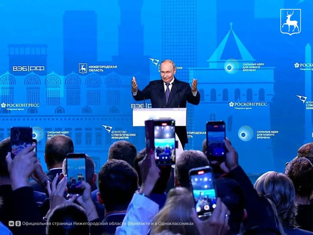 Владимир Путин выступил с приветственной речью на пленарной сессии форума «Сильные идеи для нового времени» Владимир Путин выступил с приветственной речью на пленарной сессии форума «Сильные идеи для нового времени»