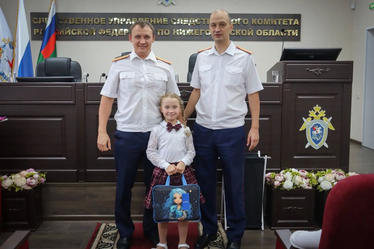 И.о. руководителя регионального следственного управления поздравил первоклассников с Днём знаний И.о. руководителя регионального следственного управления поздравил первоклассников с Днём знаний