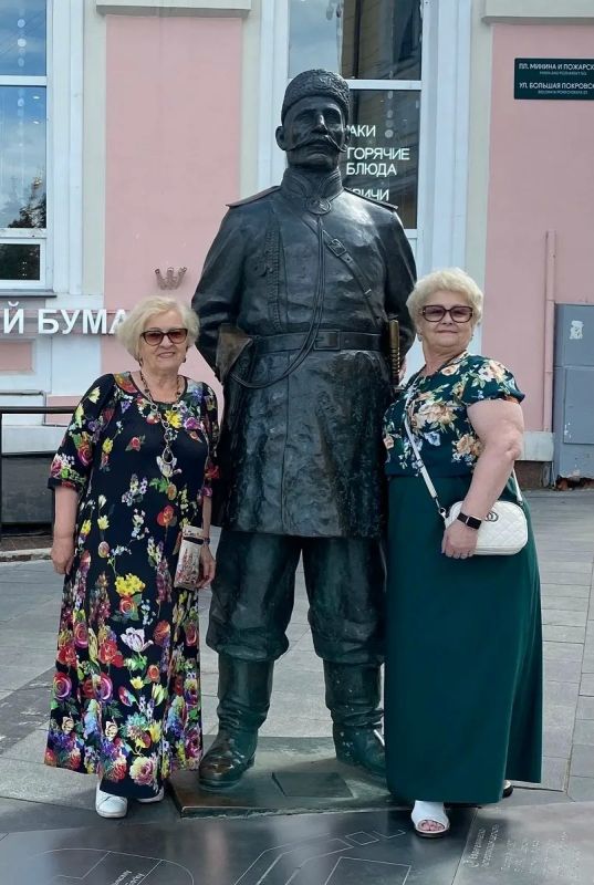 «Ну какие же мы бабушки!» — звёзды Большой Покровской, сёстры Вера и Надежда, покоряют нижегородцев песнями, танцами и невероятной любовью к жизни «Ну какие же мы бабушки!» — звёзды Большой Покровской, сёстры Вера и Надежда, покоряют нижегородцев песнями, танцами и невероятной любовью к жизни