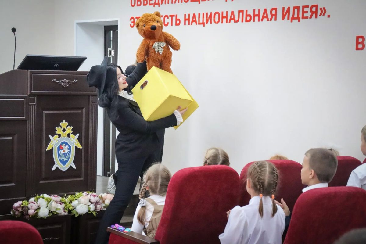 И.о. руководителя регионального следственного управления поздравил первоклассников с Днём знаний И.о. руководителя регионального следственного управления поздравил первоклассников с Днём знаний