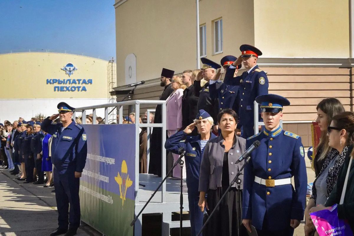 В Нижегородской области сотрудники регионального следственного управления приняли участие в открытии новых профильных кадетских классов СК России и поздравили учащихся с Днем знаний В Нижегородской области сотрудники регионального следственного управления приняли участие в открытии новых профильных кадетских классов СК России и поздравили учащихся с Днем знаний