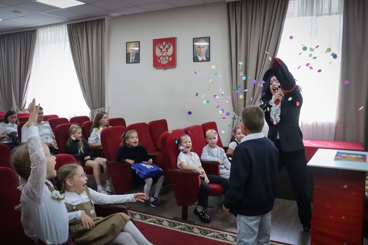 И.о. руководителя регионального следственного управления поздравил первоклассников с Днём знаний И.о. руководителя регионального следственного управления поздравил первоклассников с Днём знаний