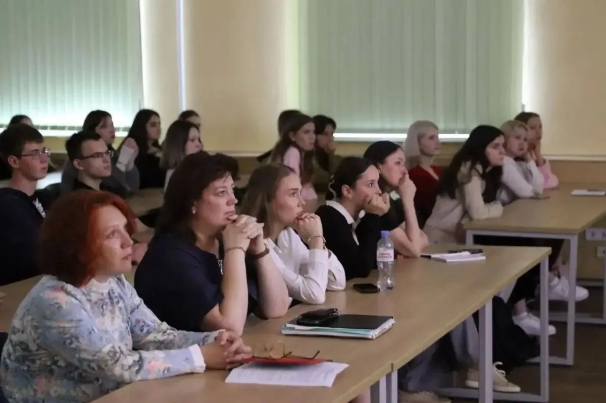 Студенты Нижегородского института управления Президентской академии сегодня почтили память жертв терактов в Беслане и Старобельске Студенты Нижегородского института управления Президентской академии сегодня почтили память жертв терактов в Беслане и Старобельске