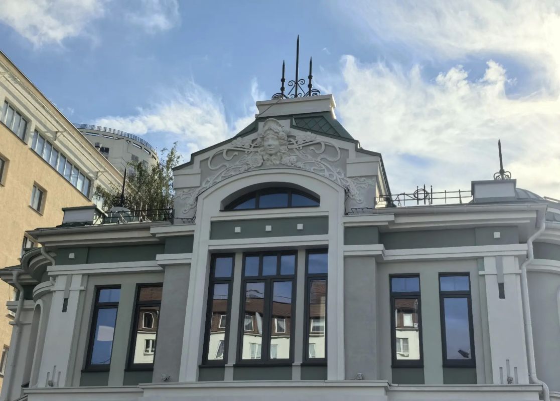В Нижнем Новгороде на углу площади Сенной и улицы Большой Печерской после долгого восстановления открылись два исторических здания – «Дом Чардымова» и «Дом Самгина» В Нижнем Новгороде на углу площади Сенной и улицы Большой Печерской после долгого восстановления открылись два исторических здания – «Дом Чардымова» и «Дом Самгина»