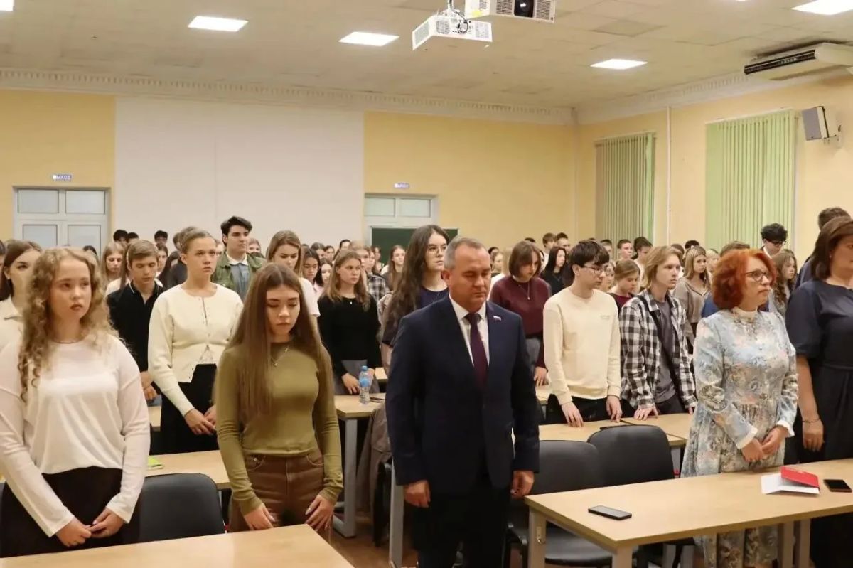 Студенты Нижегородского института управления Президентской академии сегодня почтили память жертв терактов в Беслане и Старобельске Студенты Нижегородского института управления Президентской академии сегодня почтили память жертв терактов в Беслане и Старобельске