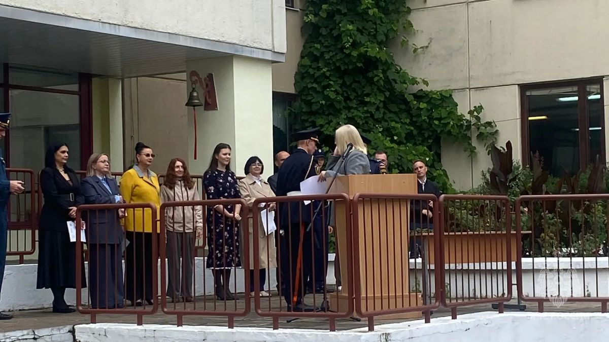 Под вынос знамени!. В такой торжественной обстановке начался новый учебный год для кадетов МЧС России – воспитанников школы имени легендарного спасателя Андрея Рожкова Под вынос знамени!. В такой торжественной обстановке начался новый учебный год для кадетов МЧС России – воспитанников школы имени легендарного спасателя Андрея Рожкова