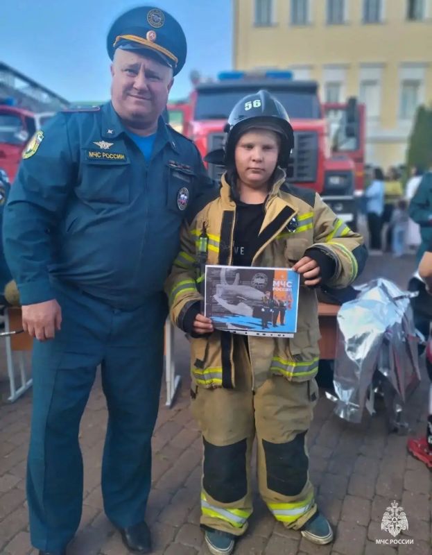 В Выксе прошел фестиваль «Парад профессий»: спасатели познакомили школьников с работой МЧС России В Выксе прошел фестиваль «Парад профессий»: спасатели познакомили школьников с работой МЧС России